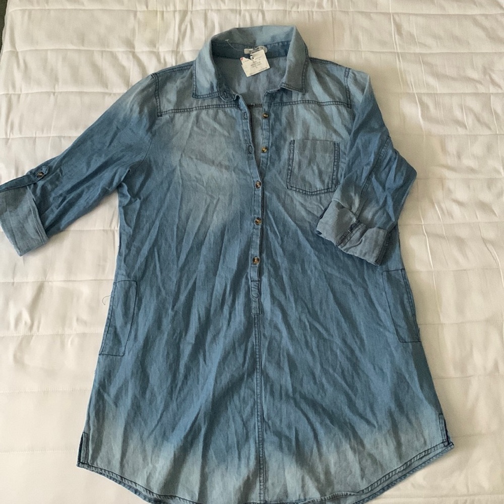 Never worn Great summer dress very light has pockets